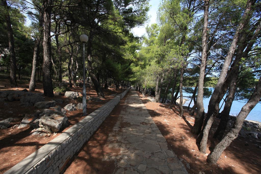 Apartments Pinus Vrboska Eksteriør billede
