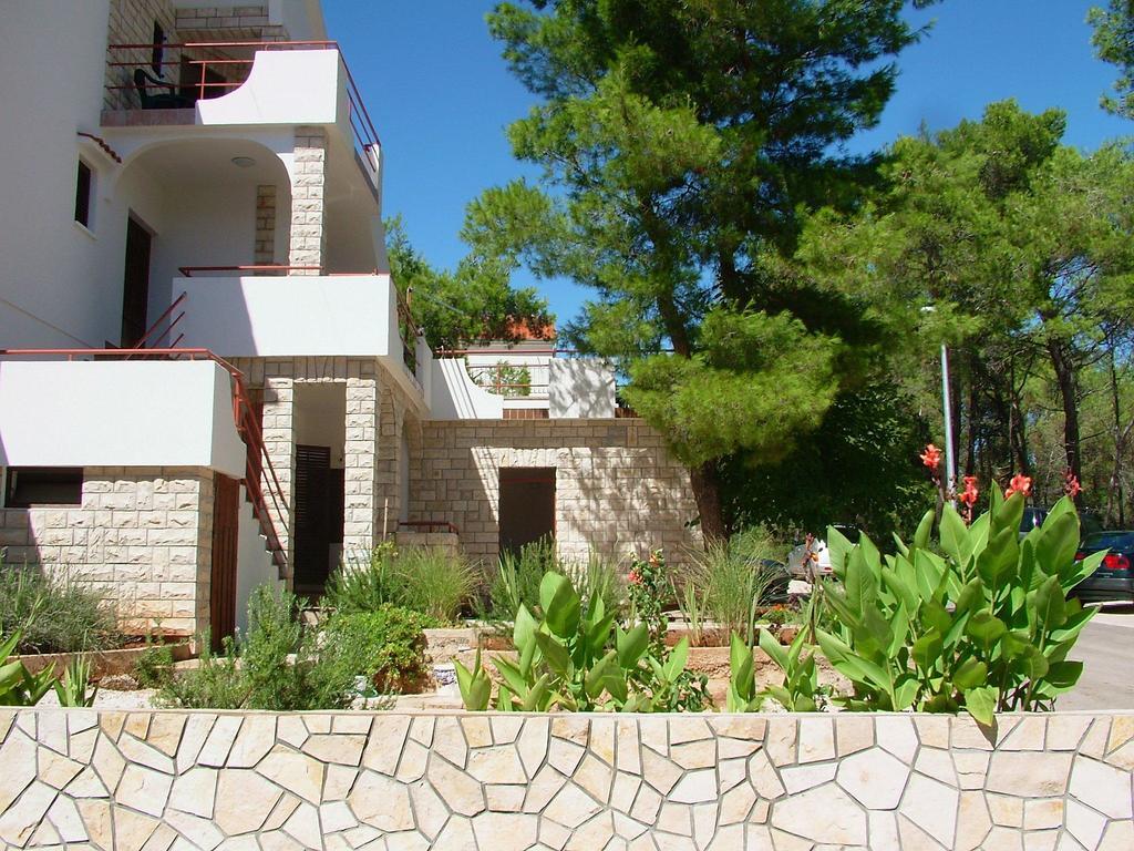 Apartments Pinus Vrboska Eksteriør billede
